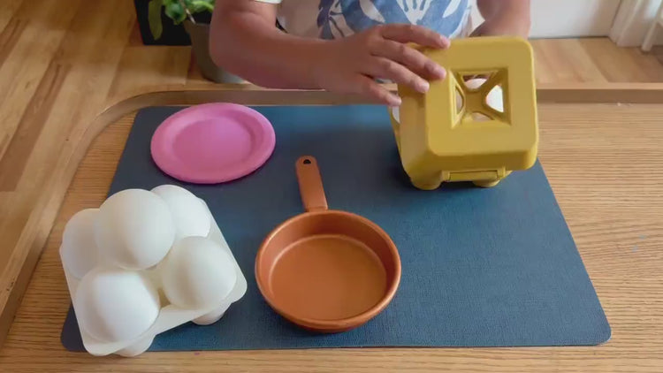 Demonstration of Fried Egg Playset with Carton | 4 Fidget Fabric Eggs | Sensory Pretend Kitchen Food Toy